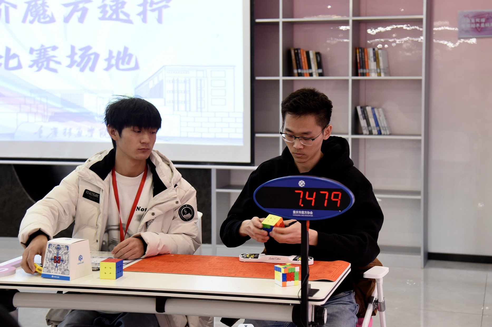 选手将打乱的方块快速还原。（摄影：张静）