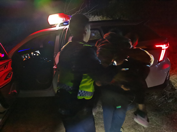 有“警”无险 四川旺苍警方山中救助八旬老人