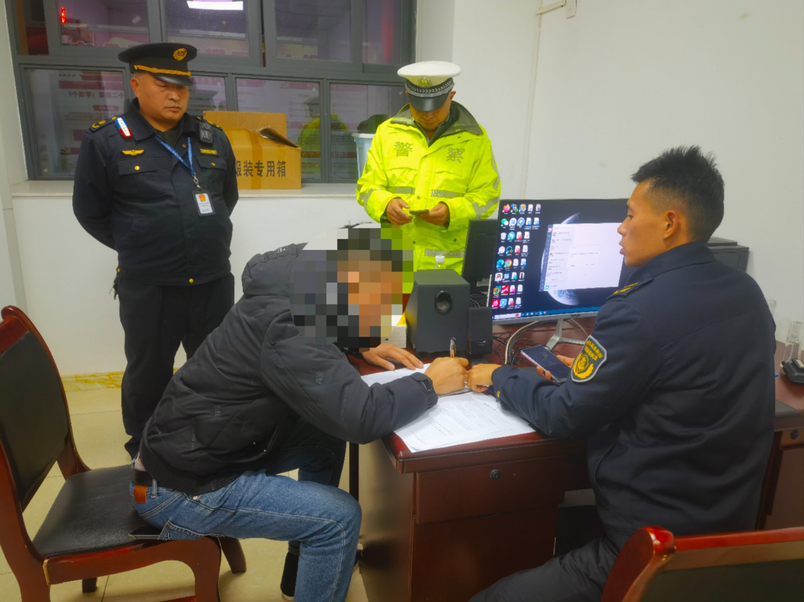 执法人员开展调查。忠县交通执法供图.jpg