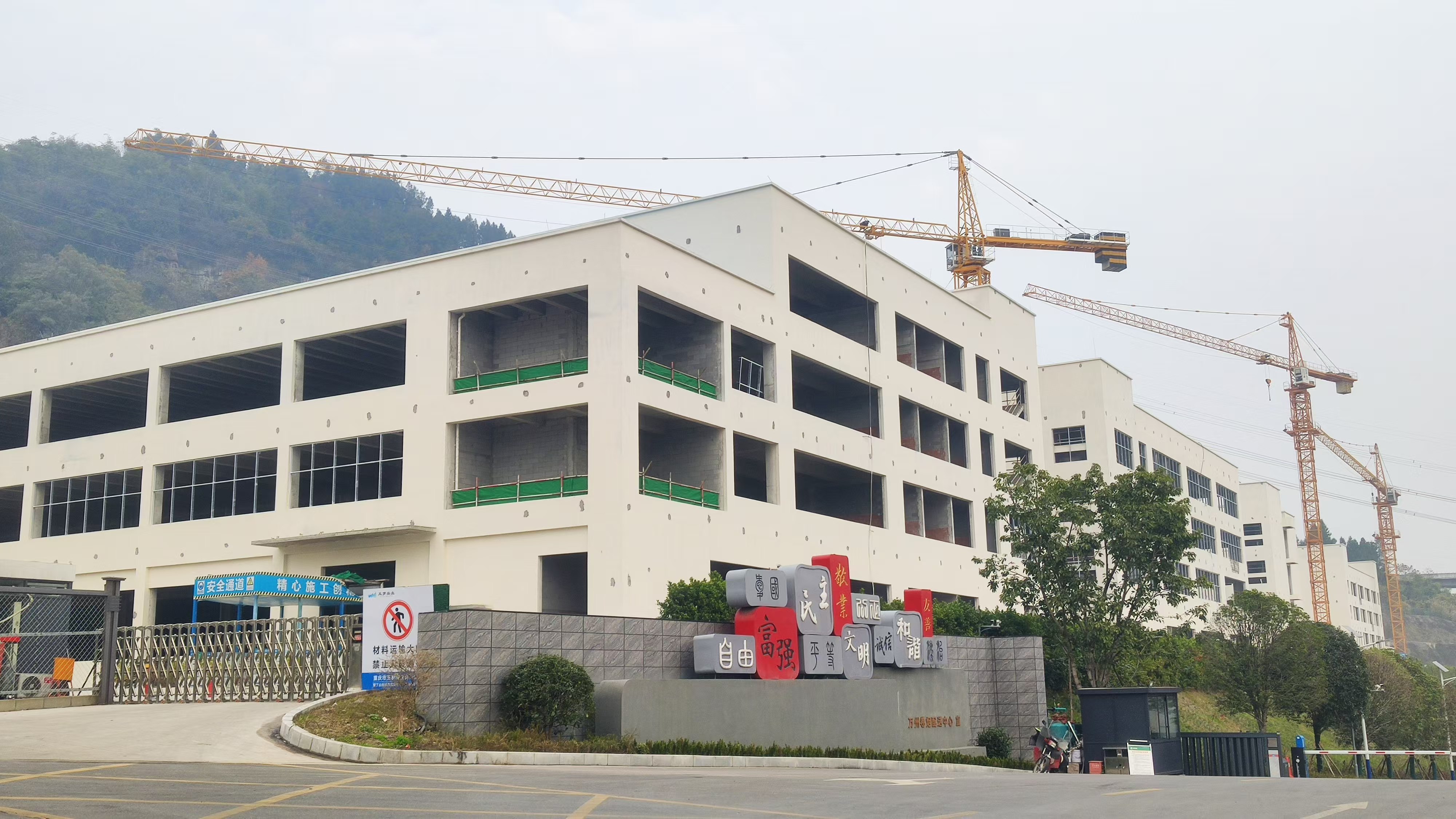 游龙实业高级服装定制项目加快建设。解书睿 摄