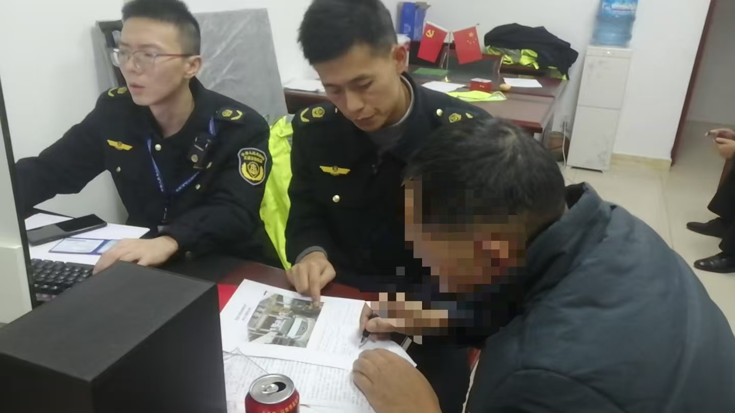 执法人员开展调查。忠县交通执法供图1.jpg