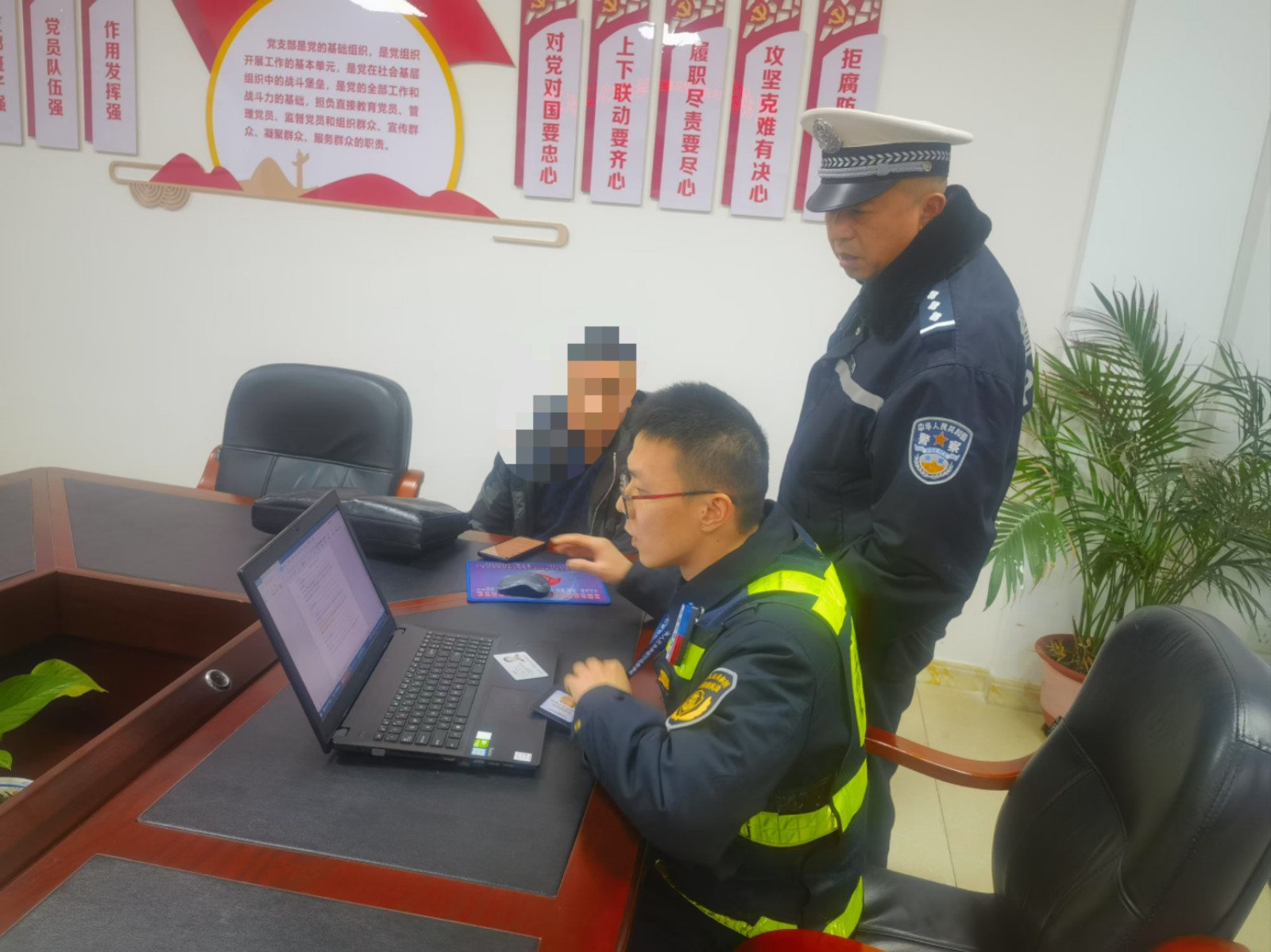 执法人员开展调查。忠县交通执法供图.jpg