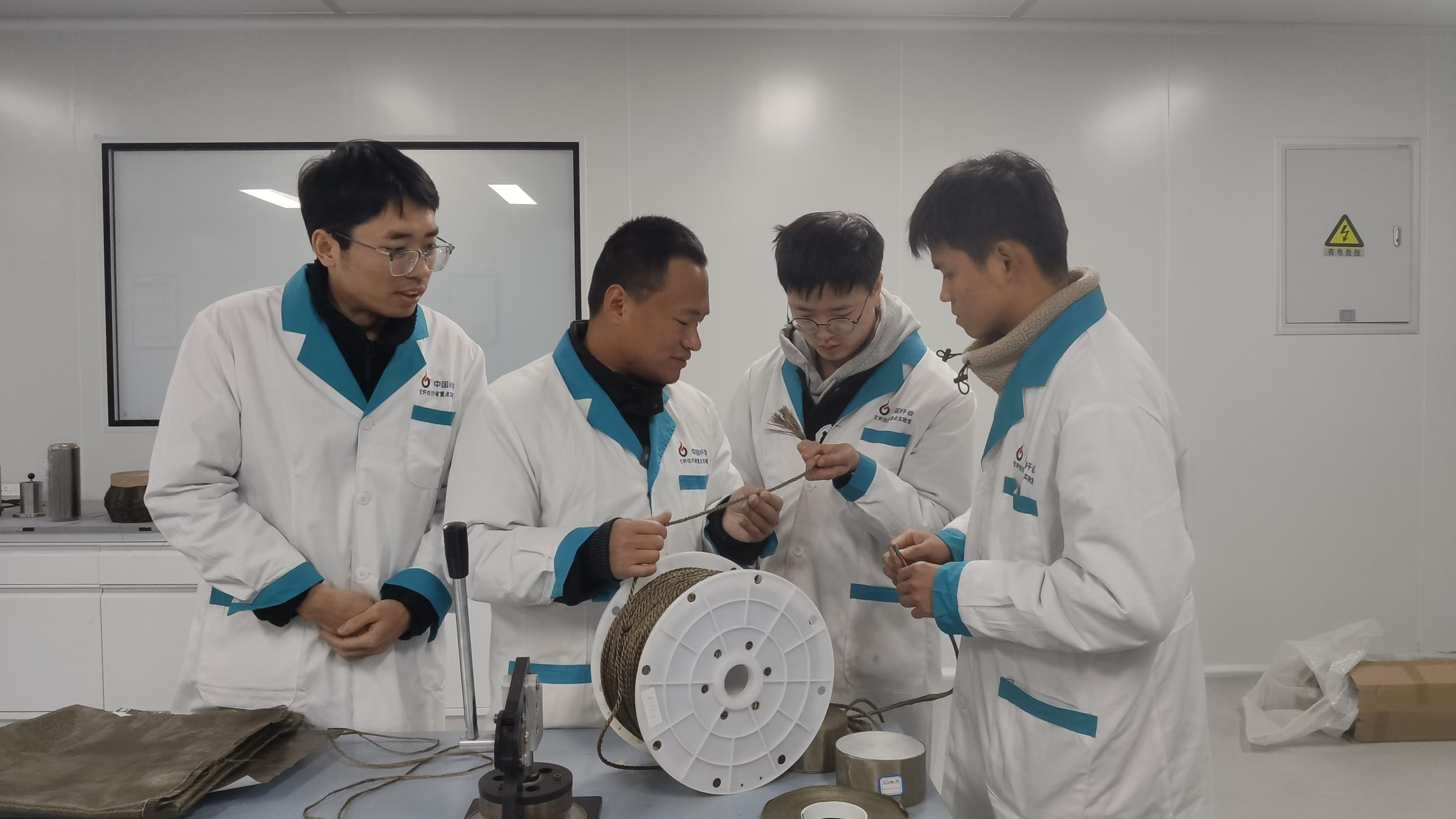 达州产业技术研究院与重庆平湖金龙电工科技有限公司联合研制推出新型玄武岩纤维线缆产品。解书睿 摄