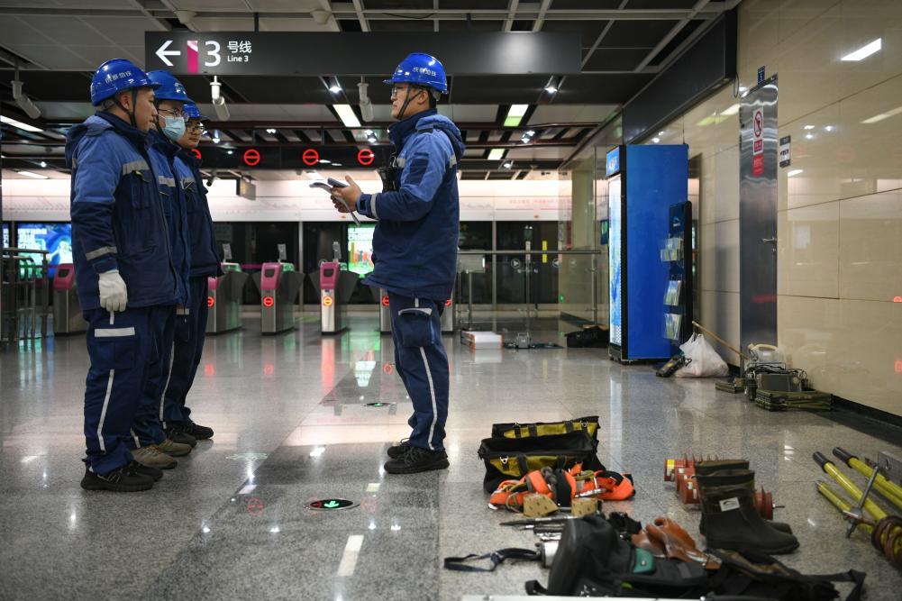走近城市地下工种地铁检修工：深夜里，“轨道医生”护航城市“动脉”