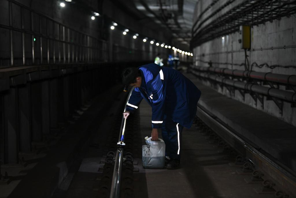 走近城市地下工种地铁检修工：深夜里，“轨道医生”护航城市“动脉”