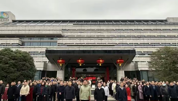 1738805641146953.png 岳塘经开区举行2025新春升国旗仪式