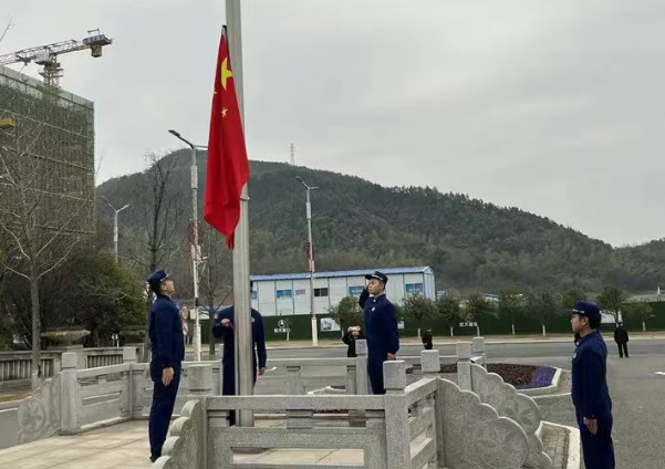 1738805581467497.png 岳塘经开区举行2025新春升国旗仪式
