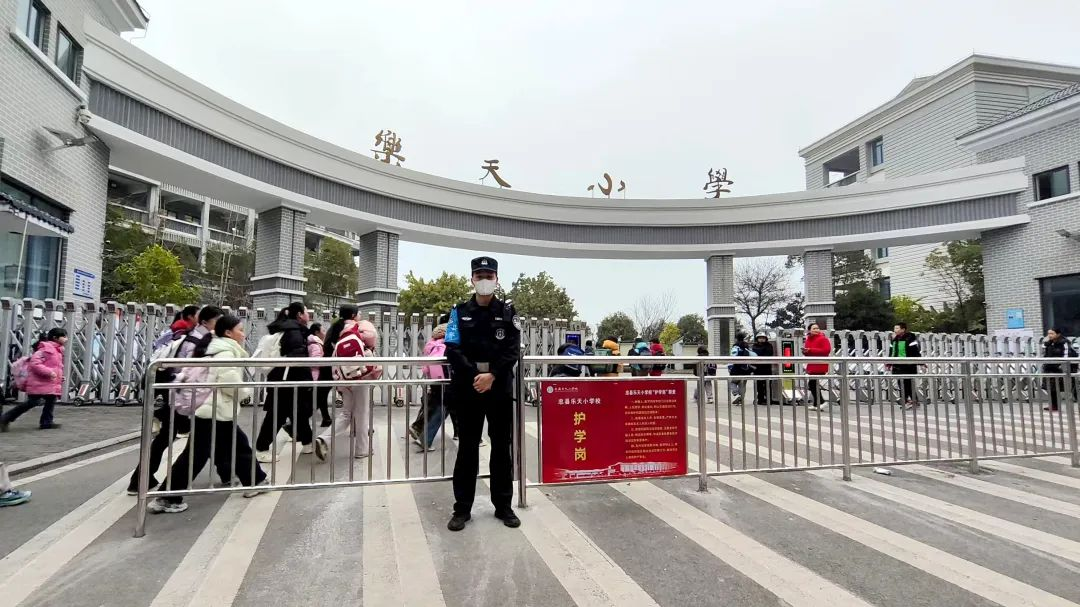 忠县公安护航开学。忠县公安局供图2.png