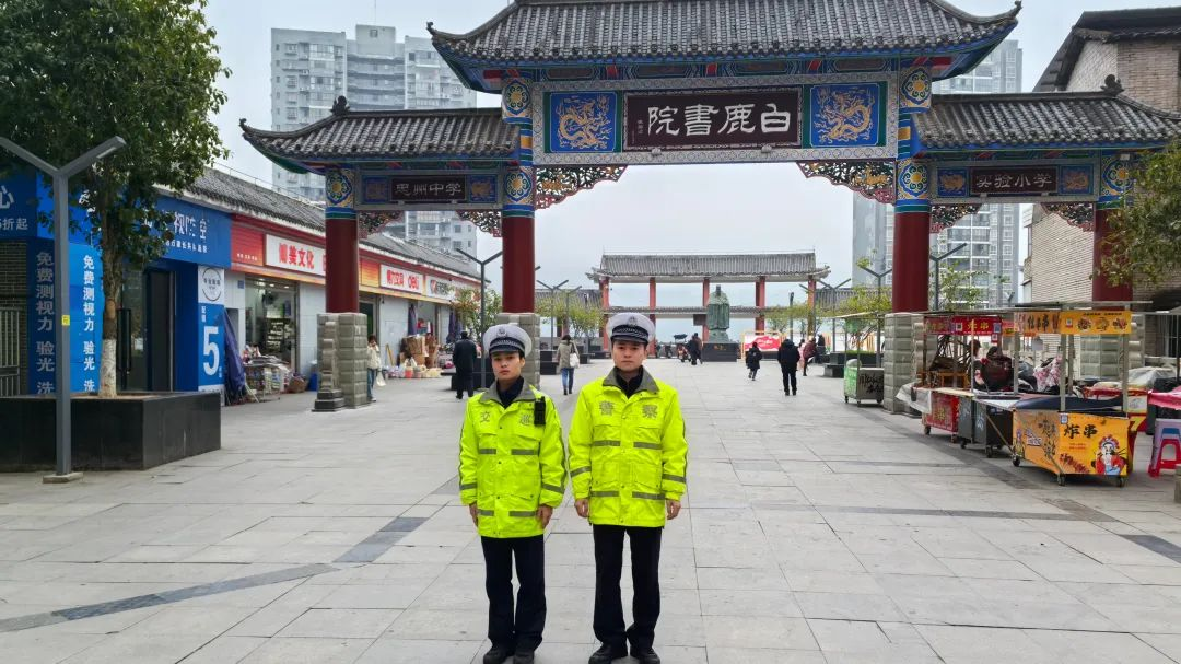 忠县公安护航开学。忠县公安局供图.png
