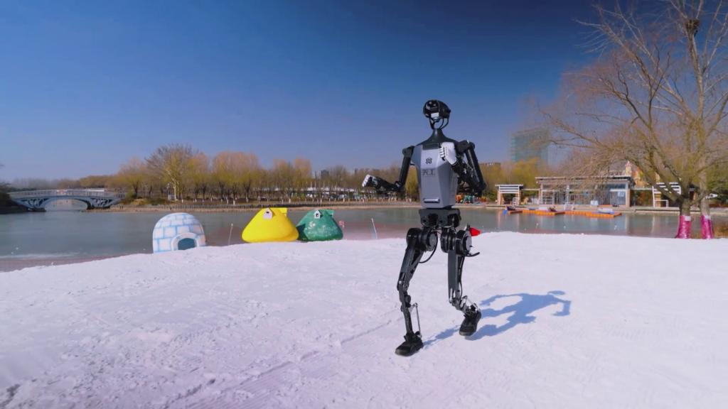 丝滑！人形机器人成功挑战登百级台阶、雪地里奔跑