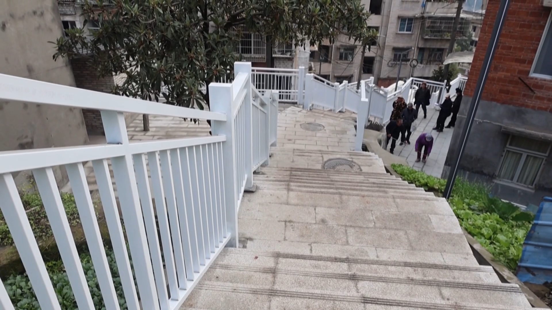 万州：改造老旧小区优化人居环境[00_00_56][20250221-105658].png
