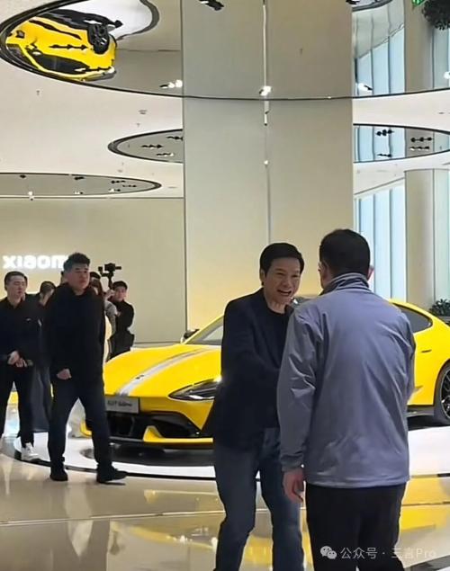 小米SU7 Ultra第一批新车交付，雷军依旧弯腰握手