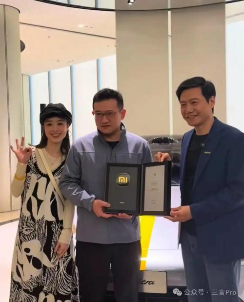 小米SU7 Ultra第一批新车交付，雷军依旧弯腰握手