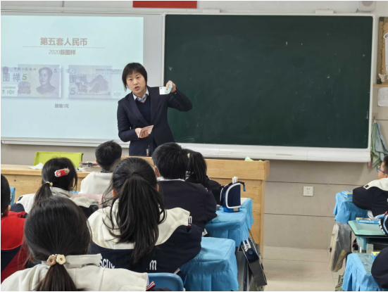 火眼金睛辨假币，金融知识你我他 浦发银行宁波分行下辖各支行开展了反假货币金融宣传活动