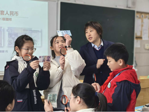 火眼金睛辨假币，金融知识你我他 浦发银行宁波分行下辖各支行开展了反假货币金融宣传活动