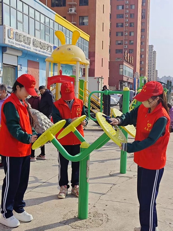 传承雷锋精神 奉献青春力量——廊坊二中走进晨光社区开展学雷锋志愿服务活动