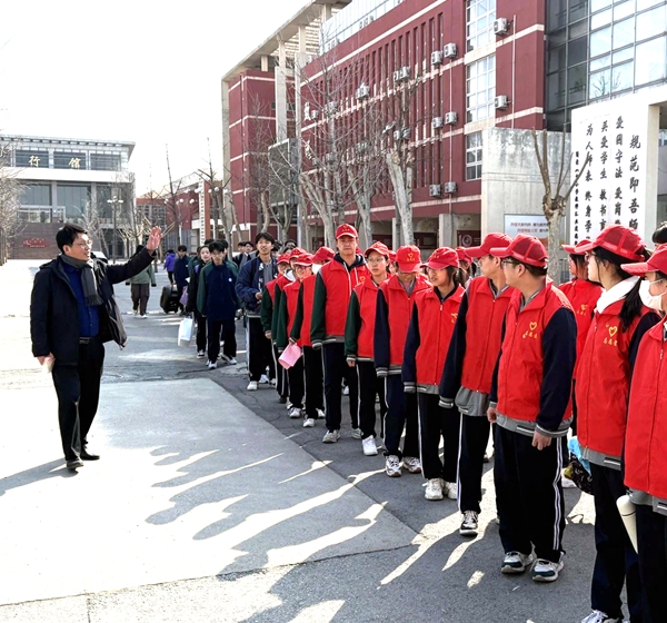 传承雷锋精神 奉献青春力量——廊坊二中走进晨光社区开展学雷锋志愿服务活动