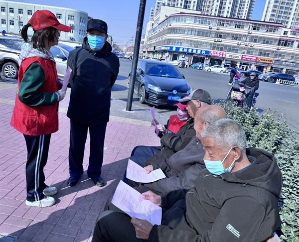 传承雷锋精神 奉献青春力量——廊坊二中走进晨光社区开展学雷锋志愿服务活动