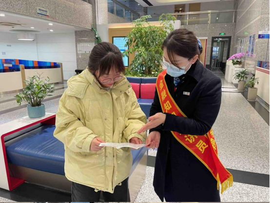 以花之名，助力女性金融服务 ——浦发银行宁波分行营业部开展2025年“3·15”金融消费者权益保护教育宣传活动