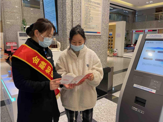 以花之名，助力女性金融服务 ——浦发银行宁波分行营业部开展2025年“3·15”金融消费者权益保护教育宣传活动
