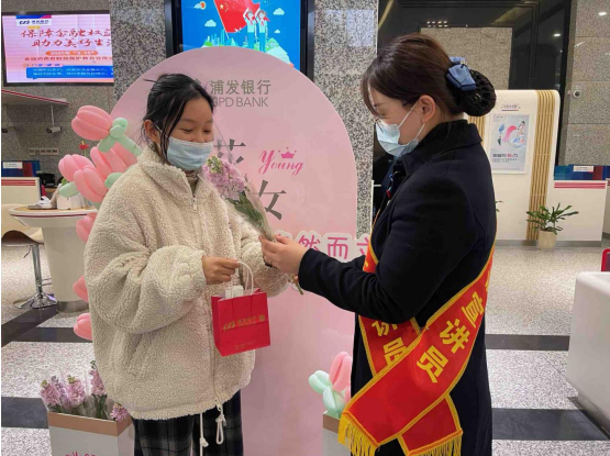 以花之名，助力女性金融服务 ——浦发银行宁波分行营业部开展2025年“3·15”金融消费者权益保护教育宣传活动