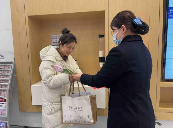 以花之名，助力女性金融服务 ——浦发银行宁波分行营业部开展2025年“3·15”金融消费者权益保护教育宣传活动