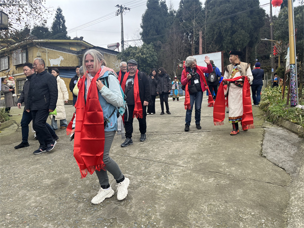 德国青年探访邛崃：羌寨风情与乡村振兴的双重体验