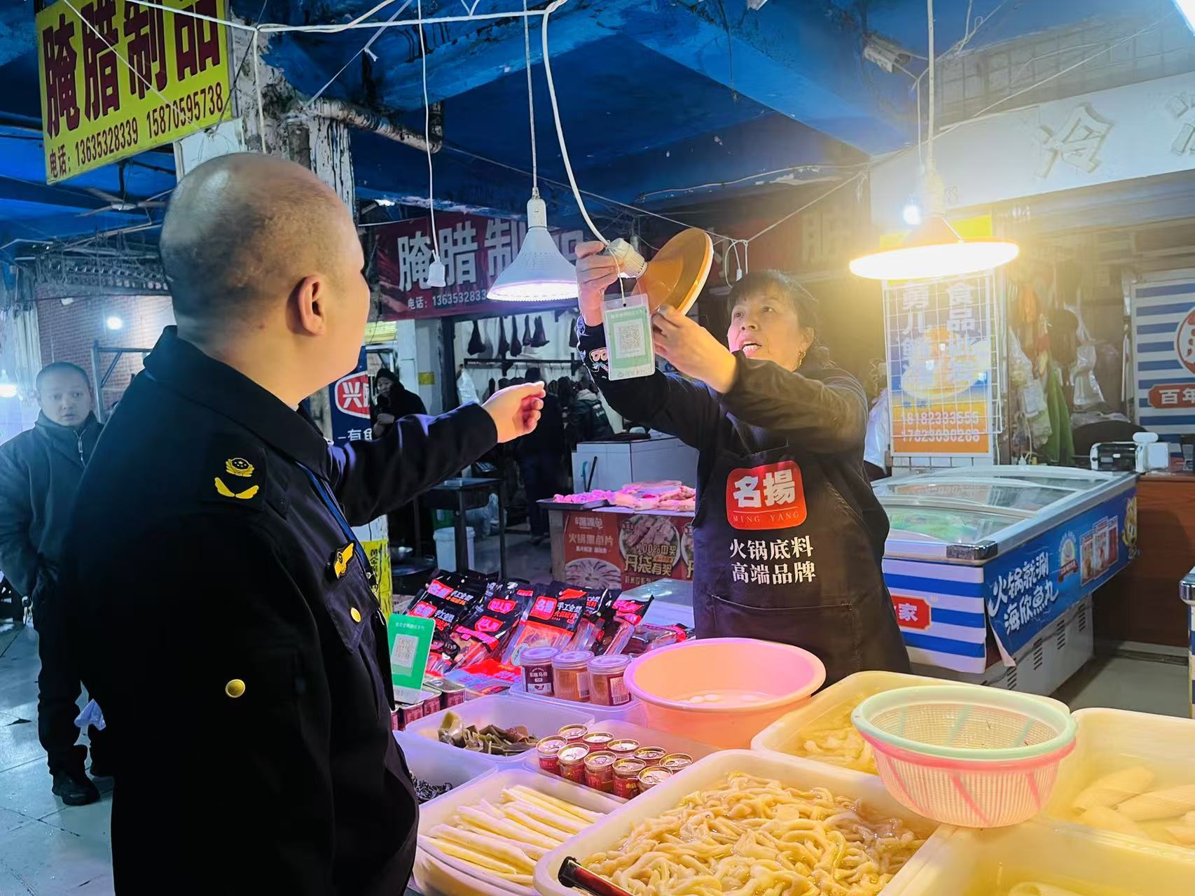 执法人员专项整治“生鲜灯”。李静 摄
