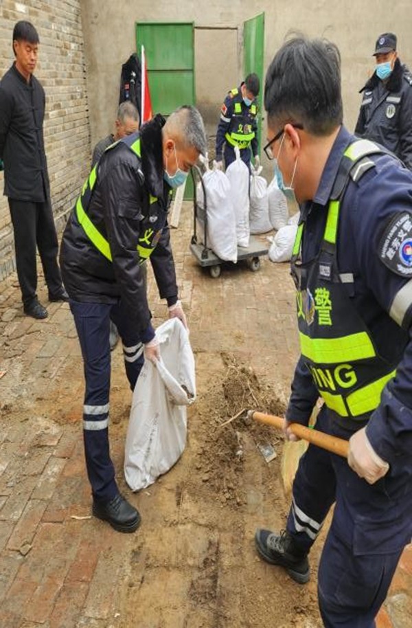 霸州胜芳义警弘扬雷锋精神 关爱弱势群体