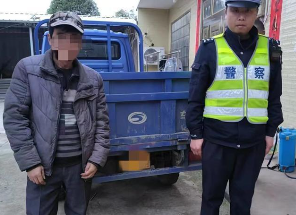 危险！ 三轮车违规载人“驶”不得