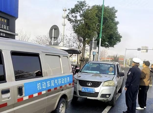 常德公安交警开展机动车尾气排放检测