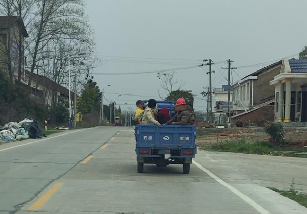 危险！ 三轮车违规载人“驶”不得