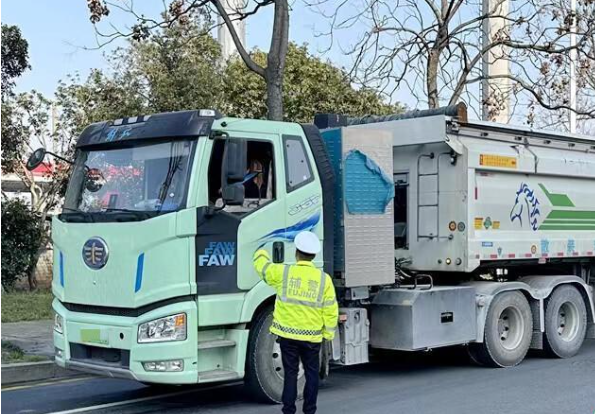 常德交警重拳整治货车违法 净化道路交通环境