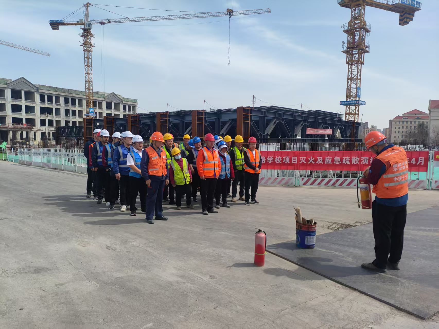 十七冶启元教育集团大沙路学校项目组织开展消防安全应急演练