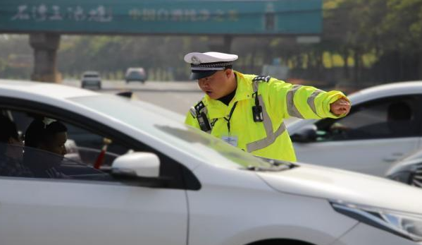 常德交警人性化执法守护节日道路平安畅通
