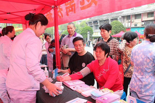 “爱卫新篇章·健康‘心’生活” --衡阳县开展第37个爱国卫生月暨“减盐 减油 减重” 集中宣传活动