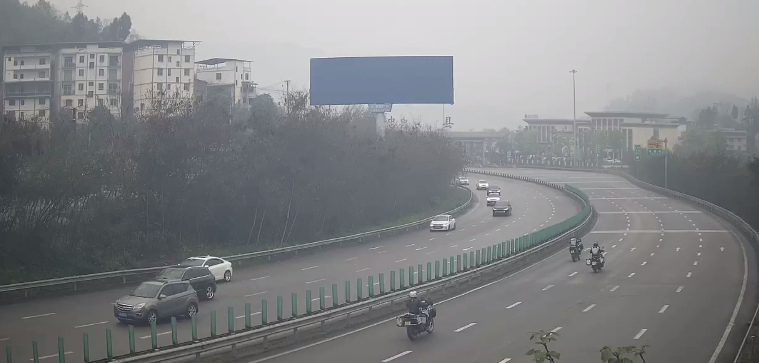 三男子在高速公路骑行摩托。图源：重庆交巡警总队高速公路第四支队忠县大队.png