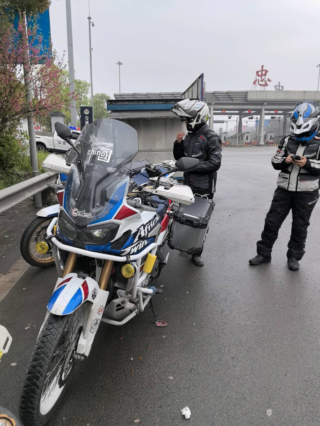高速交巡警将三辆摩托车拦下开展调查。图源：重庆交巡警总队高速公路第四支队忠县大队.jpg