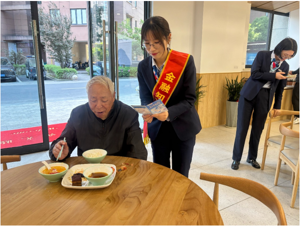 防范金融风险 共筑国家安全防线 ——浦发银行宁波分行开展2025年国家安全教育日宣传活动