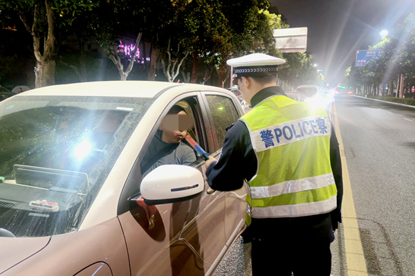 常德交警直属一大队盯紧“一早一晚”勤务筑牢春季安全防线