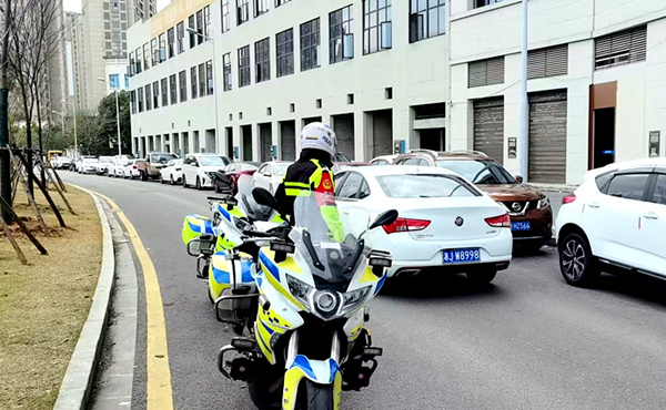 停车要规范  常德公安交警整治违停再发力