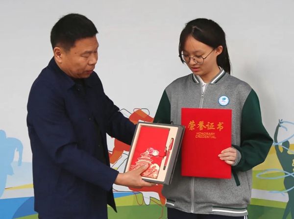 廊坊二中举行“成美培善举 师生共芳华”主题升旗仪式
