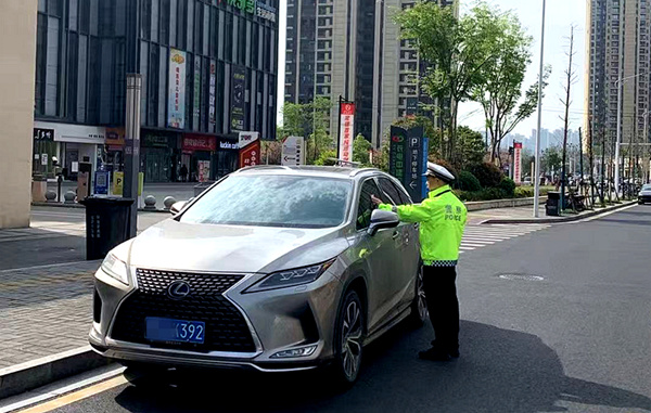 停车要规范  常德公安交警整治违停再发力