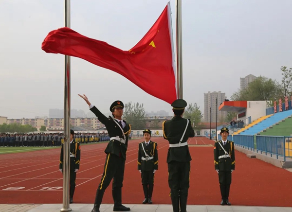 廊坊二中举行“成美培善举 师生共芳华”主题升旗仪式