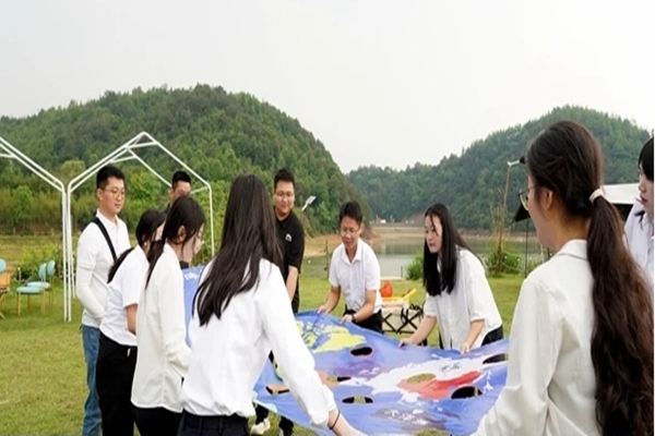 衡南县第二中学开展青年教师团建活动