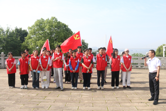 湘潭市雨湖区志愿者协会举行“红韵润心田，碧水映初心”党史宣传活动
