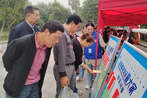 守好每一份“救命钱”   雨湖区医疗保障局开展2025年医保基金监管集中宣传月活动
