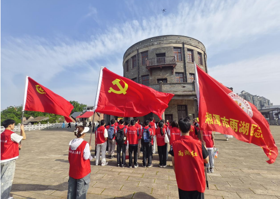 湘潭市雨湖区志愿者协会举行“红韵润心田，碧水映初心”党史宣传活动