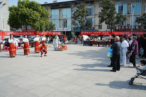 广元市第三人民医院服务队走进社区用专业普及健康小问题