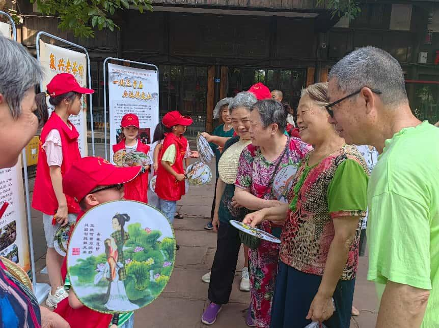 五一暖心！黄龙溪古镇：背母游玩的深情与古镇温暖的回响